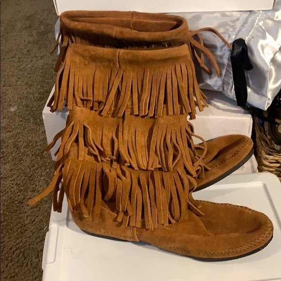 Womens Minnetonka 3 Layer Fringe Boot - Taupe - Picture 1 of 3